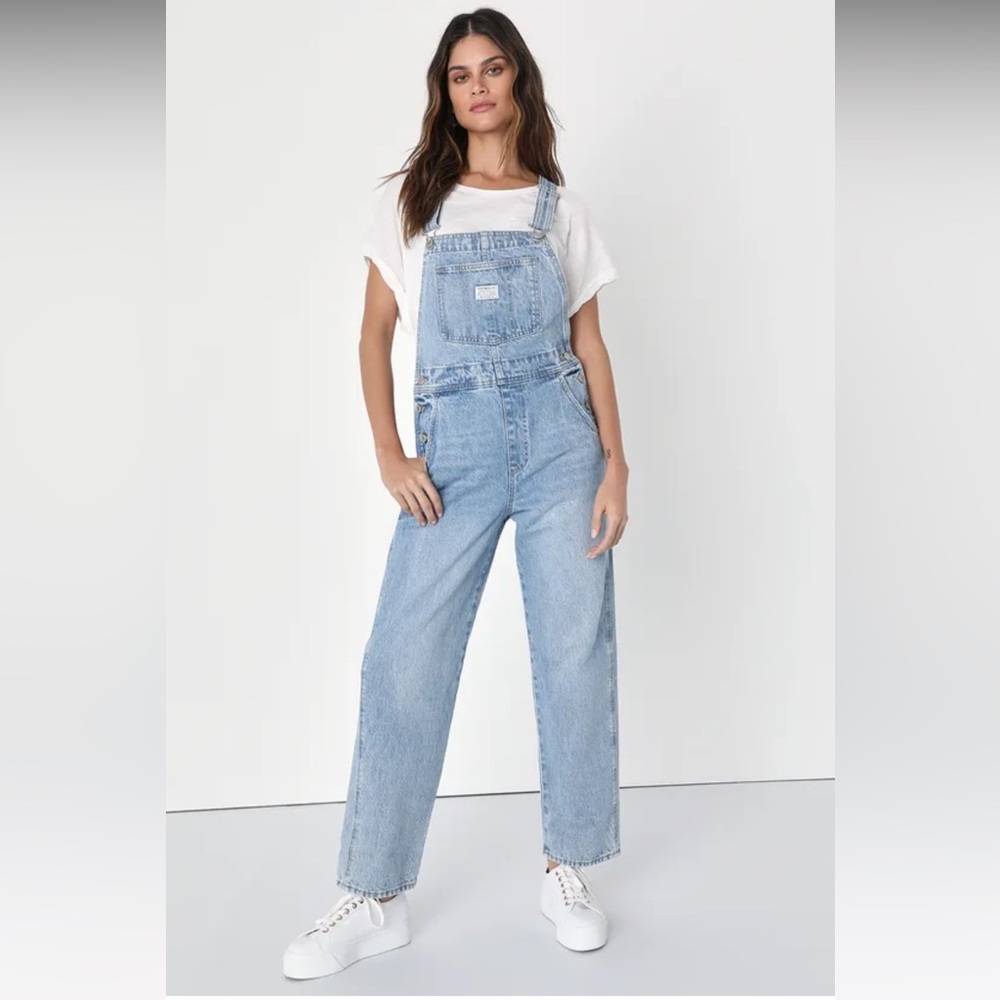 ✨Levi’s Denim Overalls in Baby Blue